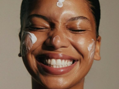 Crème solaire sans effet gras : comment proteger sa peau sans brillance 